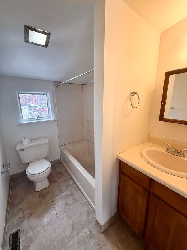 Building Photo - 607-609 School St