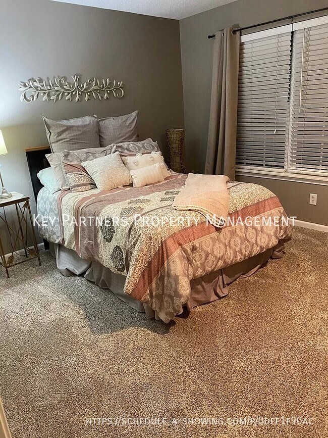 Building Photo - 9232 Boehm - Spacious Townhome!