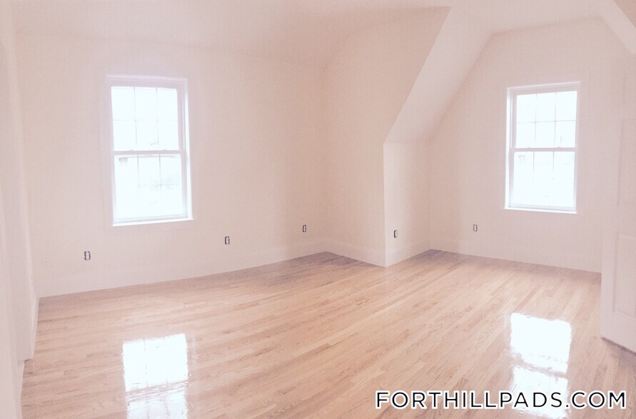 Building Photo - 130 Roxbury St