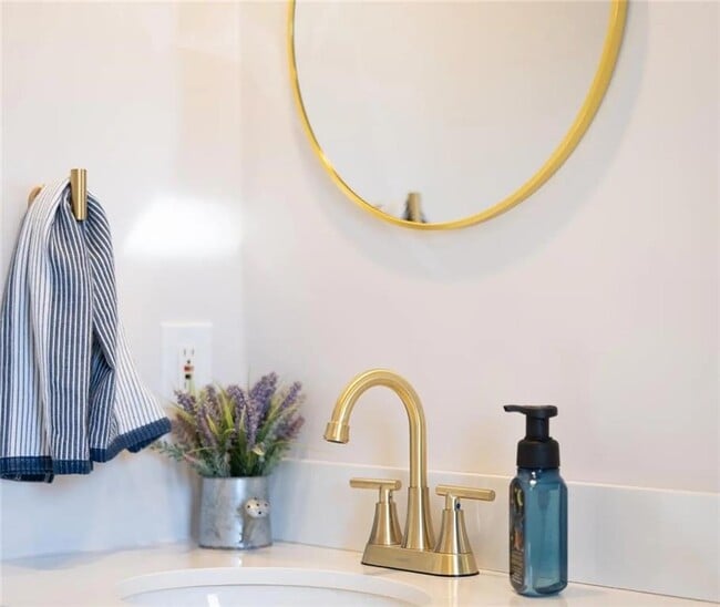 Building Photo - 262 Woodhill Rd