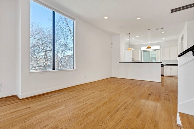 Building Photo - 731 Reinerman St