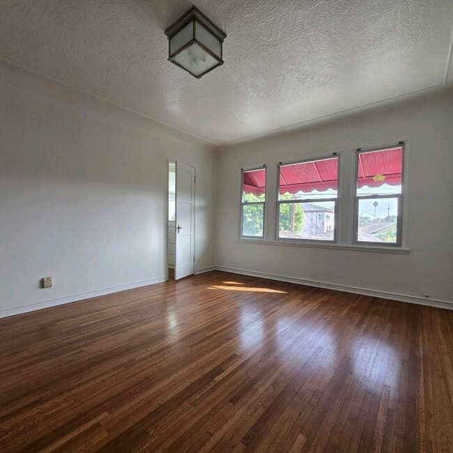 Building Photo - Large upper 2-bedroom Duplex Fairfax area