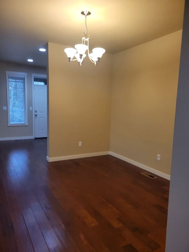 Building Photo - Beautiful Townhome in perfect location, only minutes from I-5