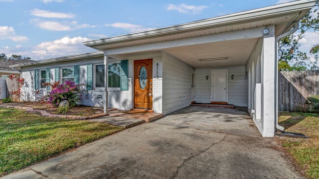 Building Photo - 3BR/2BA South Tampa home with carport and ...