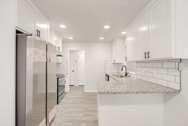 Building Photo - 11715 N Francis Ave