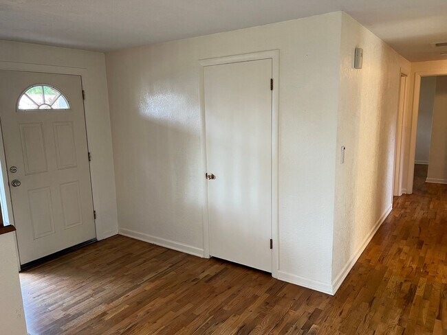 Building Photo - 3 bedroom 1 bathroom single level home!