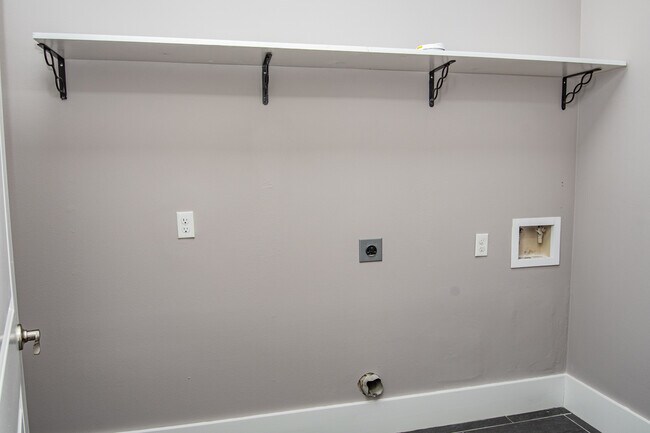 Building Photo - 995 Airport Rd