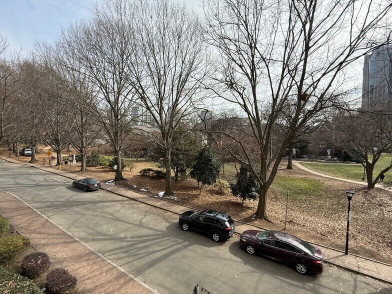 Building Photo - 405 W 7th St