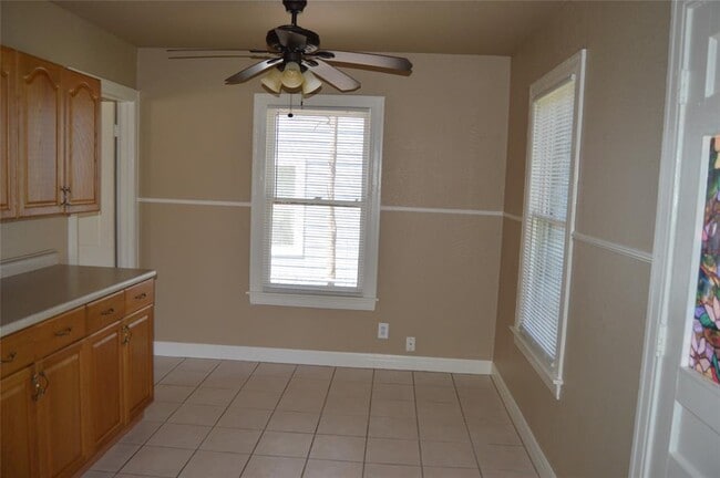 Building Photo - 2616 E 3rd St