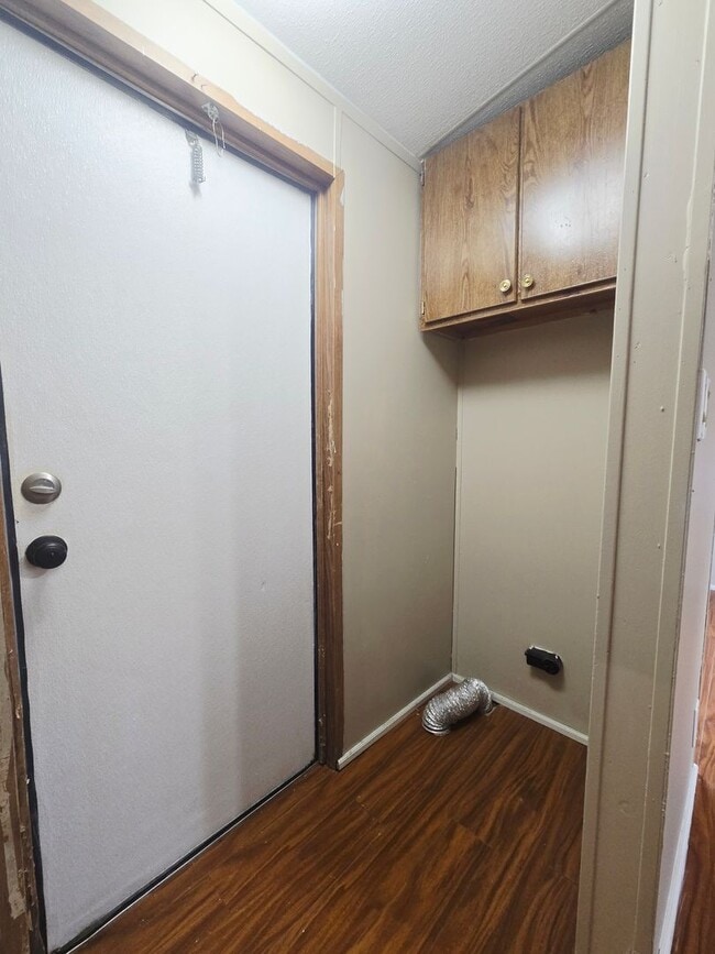 Building Photo - 3 bedroom, 2 bath Mobile Home in Yorktowne