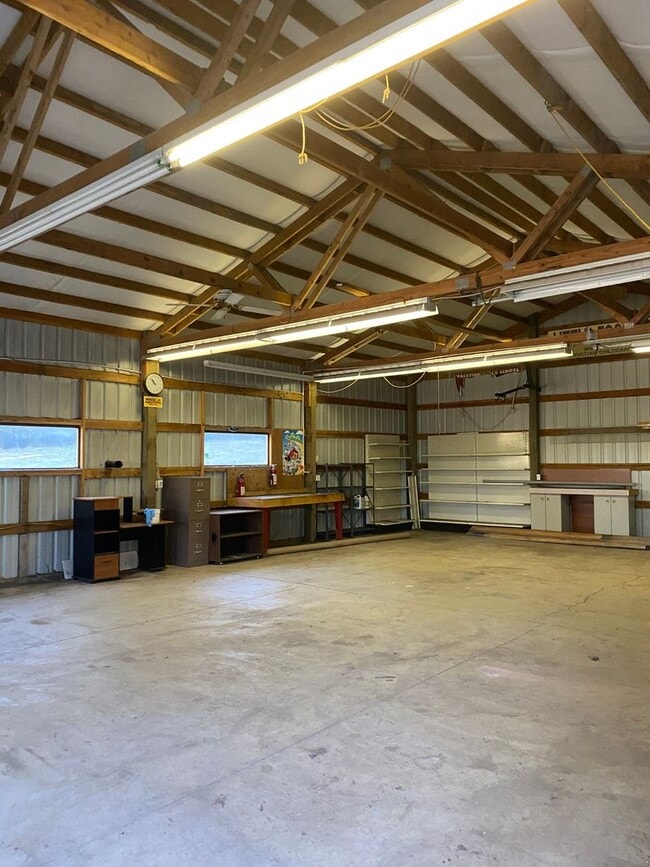 Building Photo - Spacious 4-Bed, 2-Bath Home on 5+ Acres
