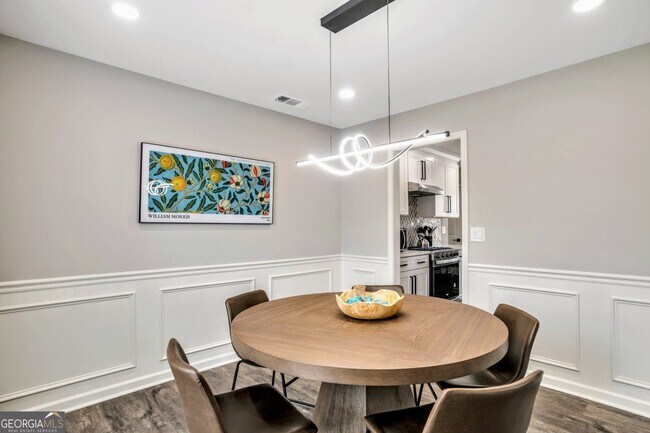 Building Photo - 8008 Clearview Cir