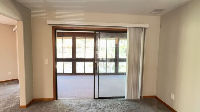 Building Photo - 2/2 condo in The Fairways condos