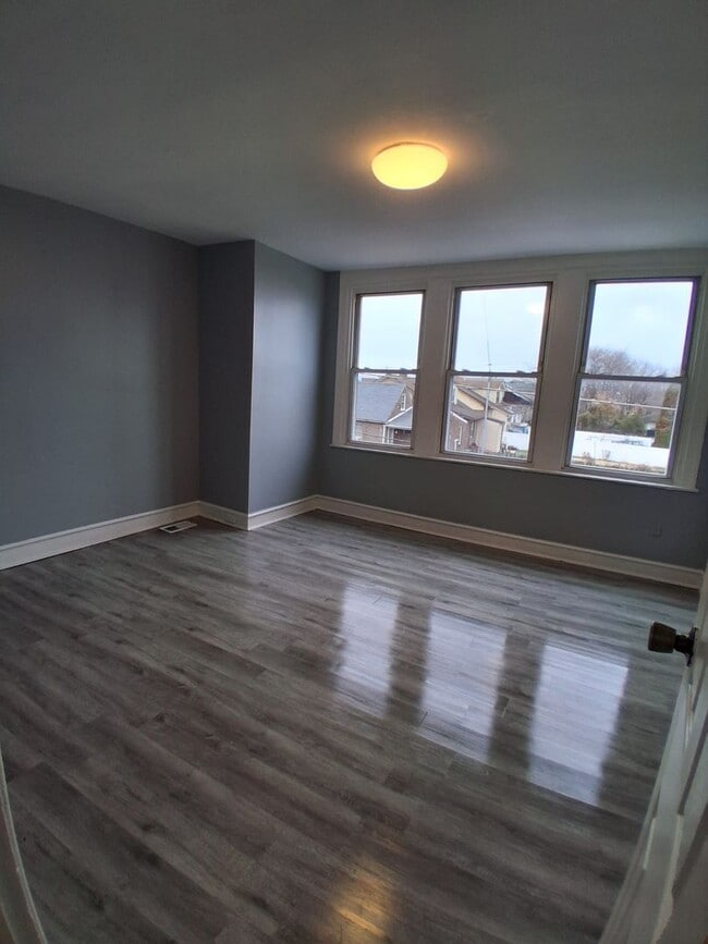 Building Photo - 3 BED 1 BATH HOME FOR RENT