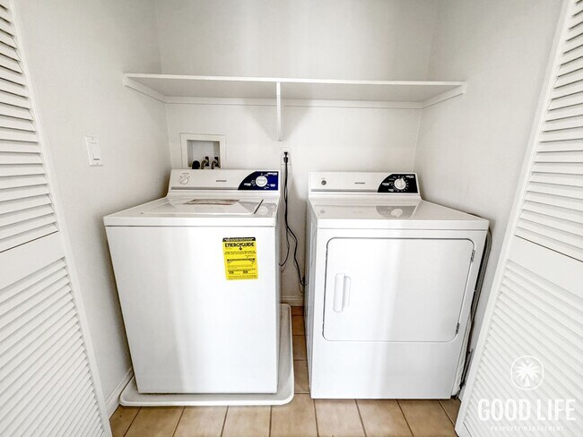 Building Photo - Beautiful 2B/2.5BA Townhouse in Oceanside w/ Washer/Dryer, Attached Garage, and AC!