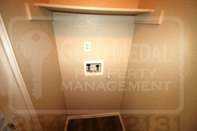 Building Photo - Cozy 3-bed, 2-bath fourplex now available for rent! - Don't miss out!