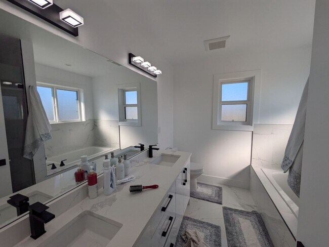 Building Photo - View of the Bay! 3 Bed 3.5 Bath with Garage!