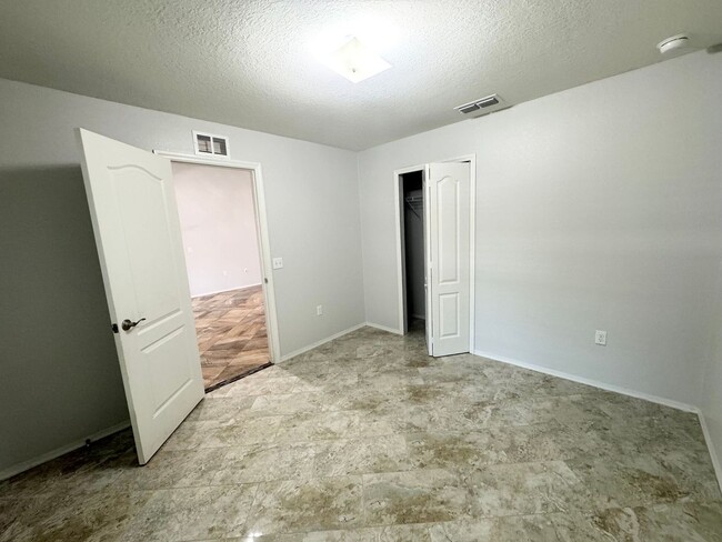 Building Photo - 4 Bedroom 2 Bath - Gated Community - Move ...