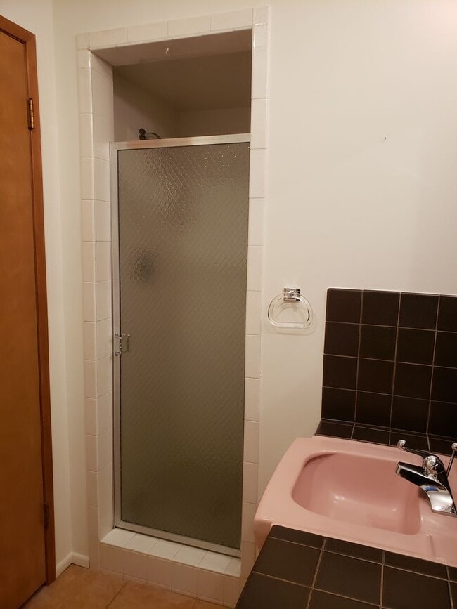 Building Photo - Mostly Furnished Bishop home with large living, dining space and a sun room.