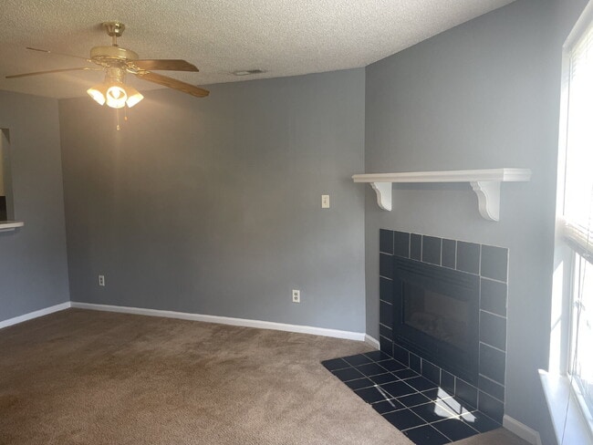 Building Photo - Two Bedroom, 1.5 Bath Townhome-201 Mesa Ln.