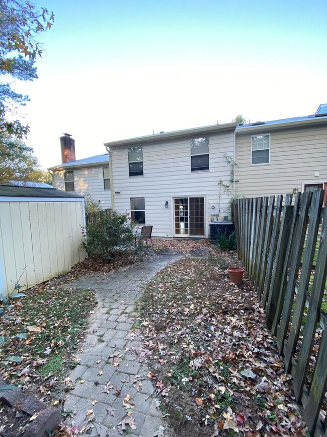 Building Photo - Beautiful 2 Bedroom 2.5 Bath Townhome in S...