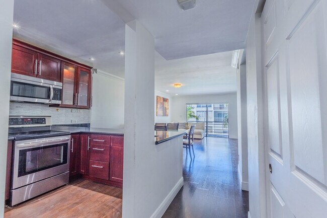Building Photo - 3000 Sunrise Lakes Dr W