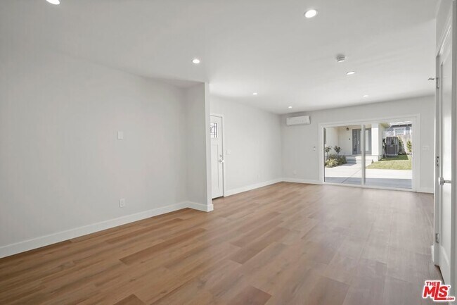 Building Photo - 1563 E Elizabeth St