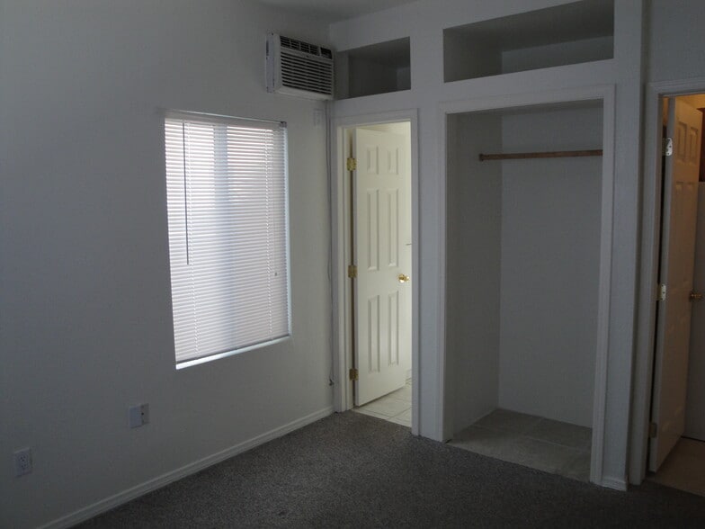 Building Photo - 3006 1/2 Van Buren Pl