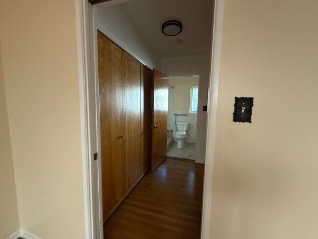 Hallway/ closet - 3623 Vinton Ave