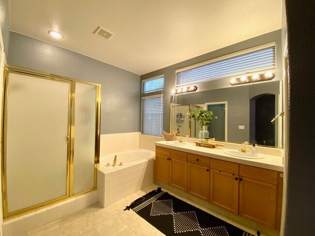 Building Photo - $2,450 Beautiful 3 Bedroom Home In  The Qu...