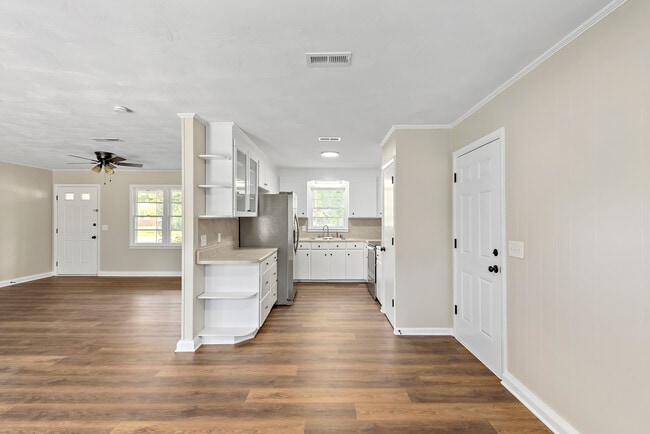 Building Photo - 201 Roberts St