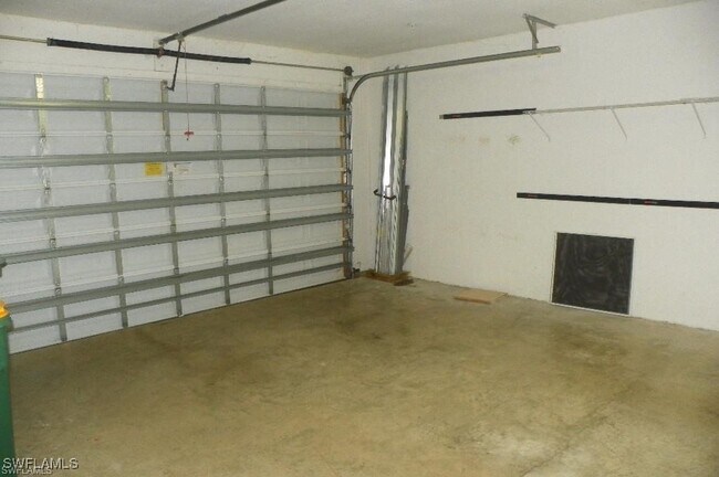 Building Photo - 1400 Mariposa Cir