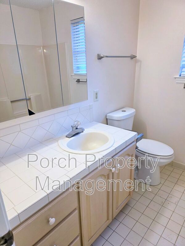 Building Photo - 303 Shoreline Dr