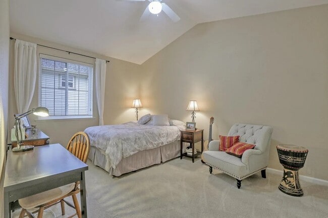 Building Photo - 18 Flora Ln