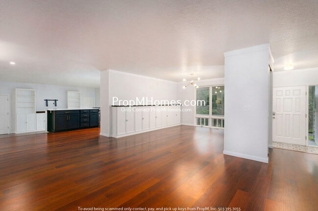 Building Photo - Updated Three Bedroom Gem in Lake Oswego!