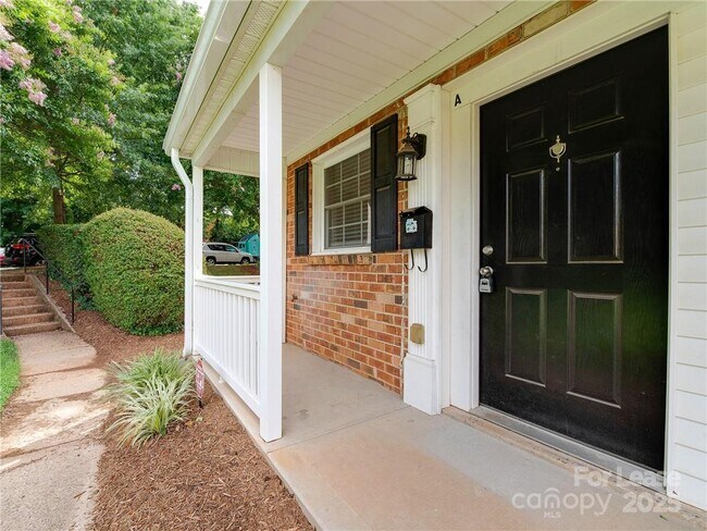 Building Photo - 1344 Green Oaks Ln