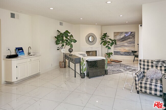 Building Photo - 4444 Wilshire Blvd