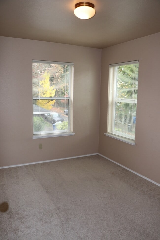 Building Photo - 3 Bed 2.5 Bath House In Leschi