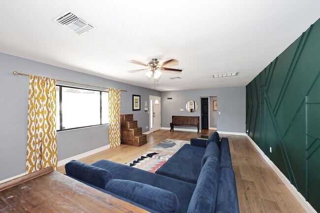Building Photo - 3413 N 16th Dr