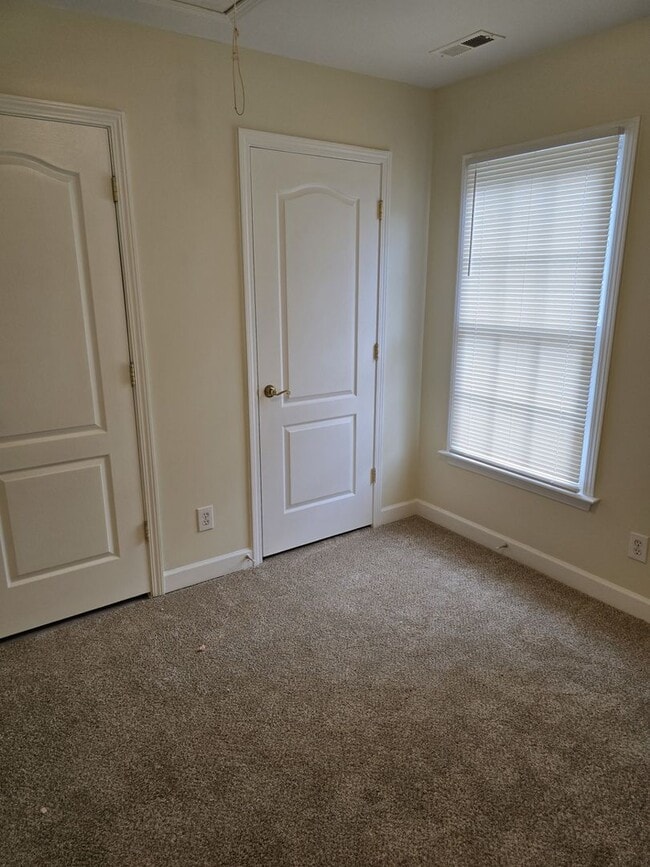 Building Photo - Residential Home Located in Vermillion with 3BR/2.5BA