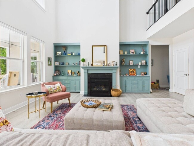 Building Photo - Stunning 5 Bedroom 4.5 Bathroom Located in...