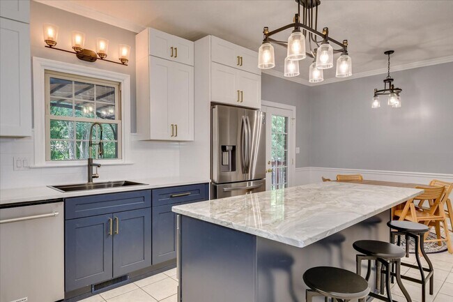 Building Photo - 4 bedroom 3 full bathroom home in heart of...