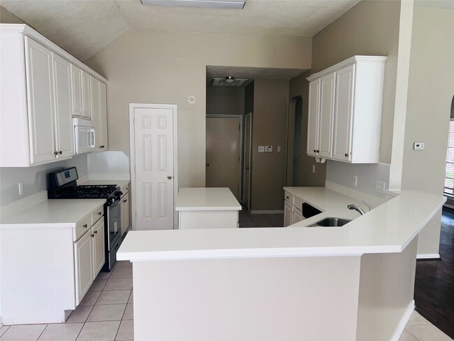 Building Photo - 4722 Silverlake Dr