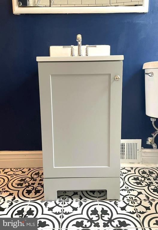 Building Photo - 1049 Reverdy Rd