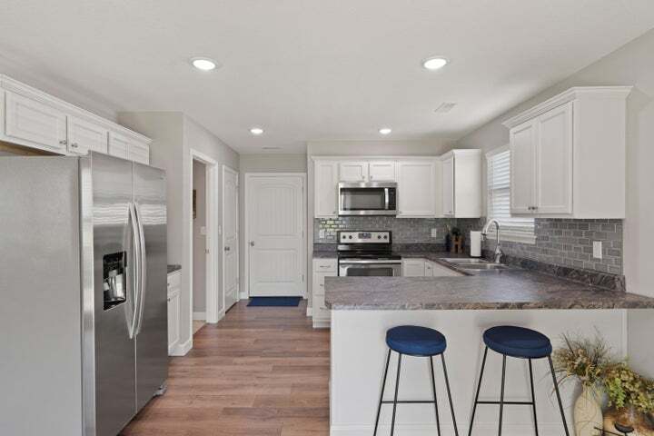 Kitchen - 5817 Geyser Blvd
