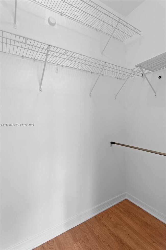 Building Photo - 950 Brickell Bay Dr