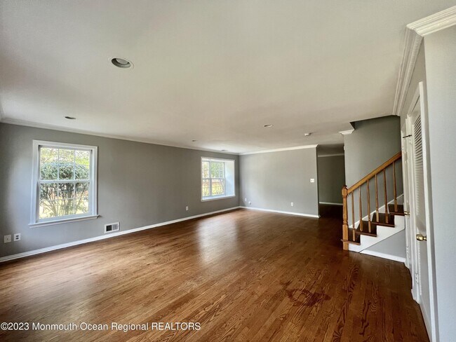 Building Photo - 833 Mariposa Ct