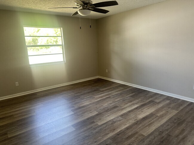 Building Photo - 469 Emerald Rd