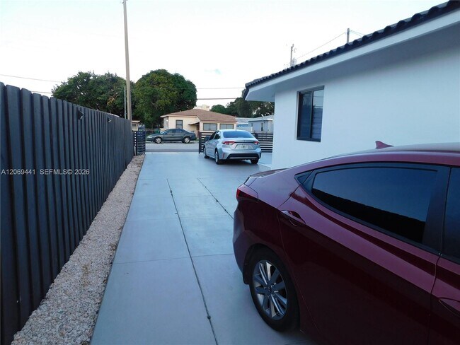 Building Photo - 330 NW 43rd Pl