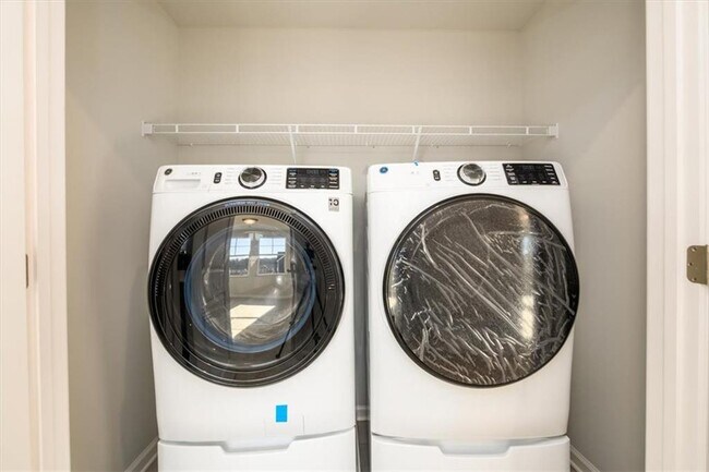 Building Photo - 849 York Aly